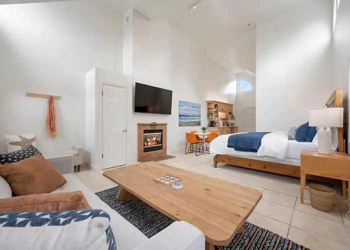 Montara Penthouse Elevated Comfort Above Downtown Half Moon Bay